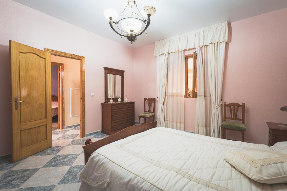 For sale of house in Torremegía