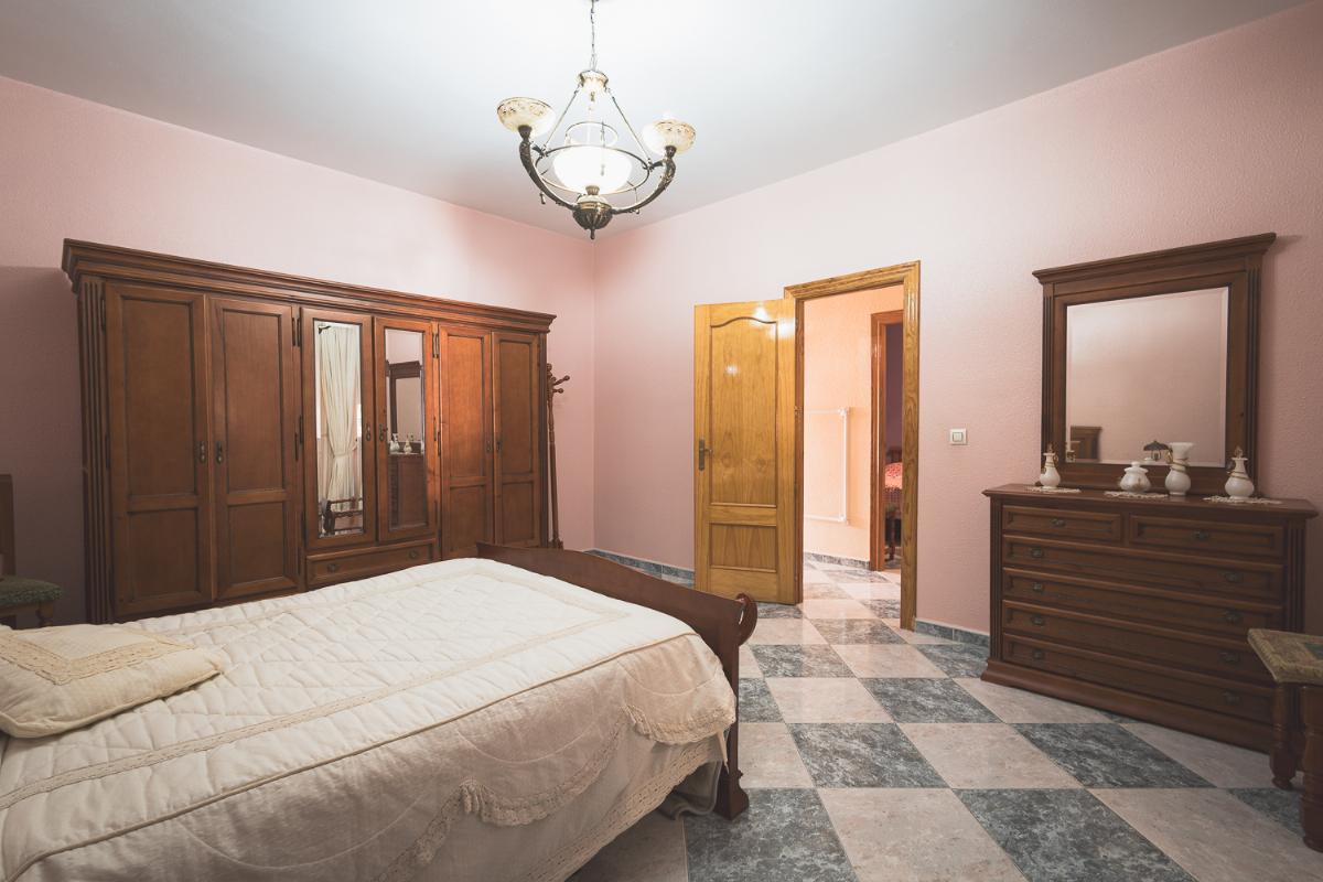 For sale of house in Torremegía