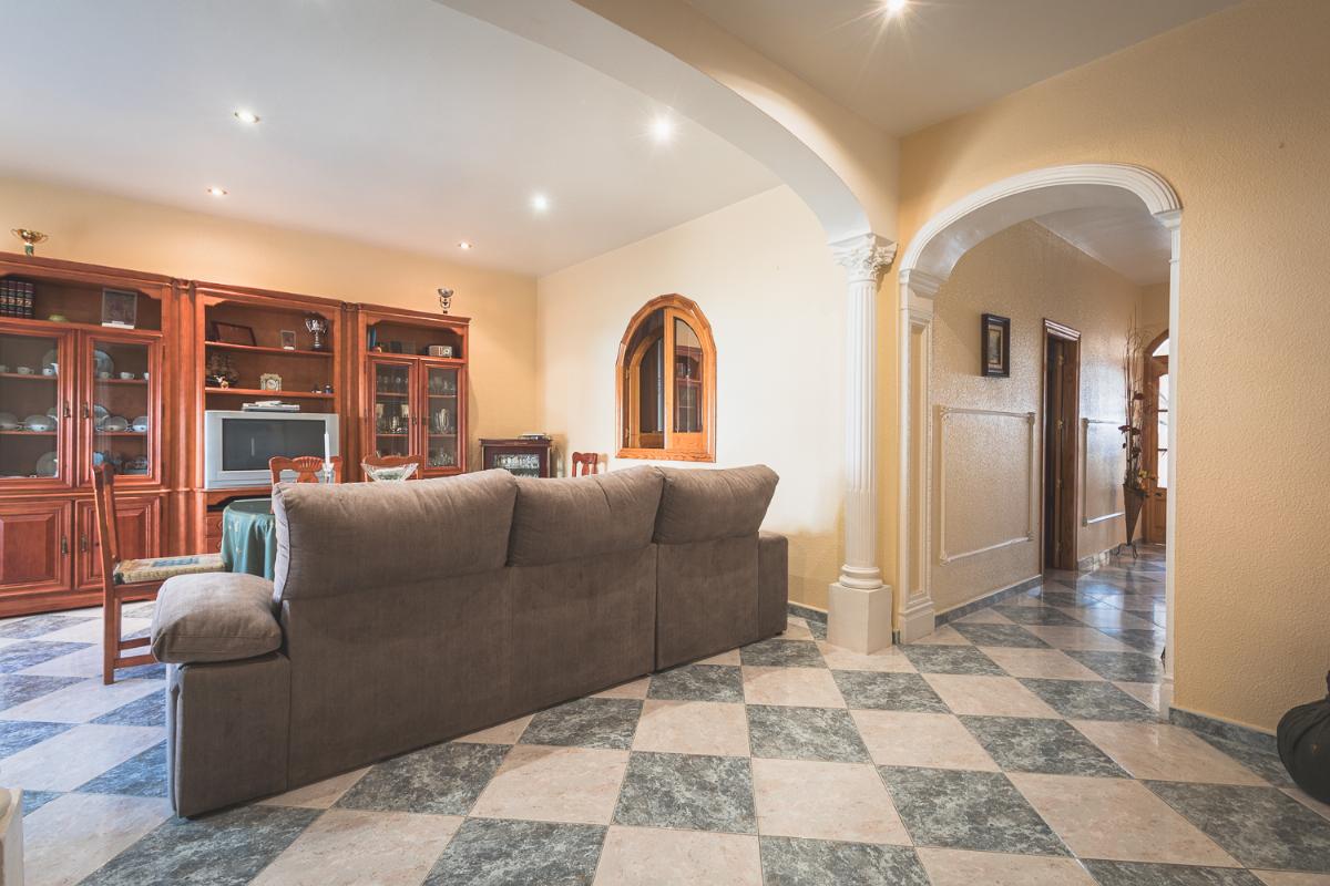 For sale of house in Torremegía