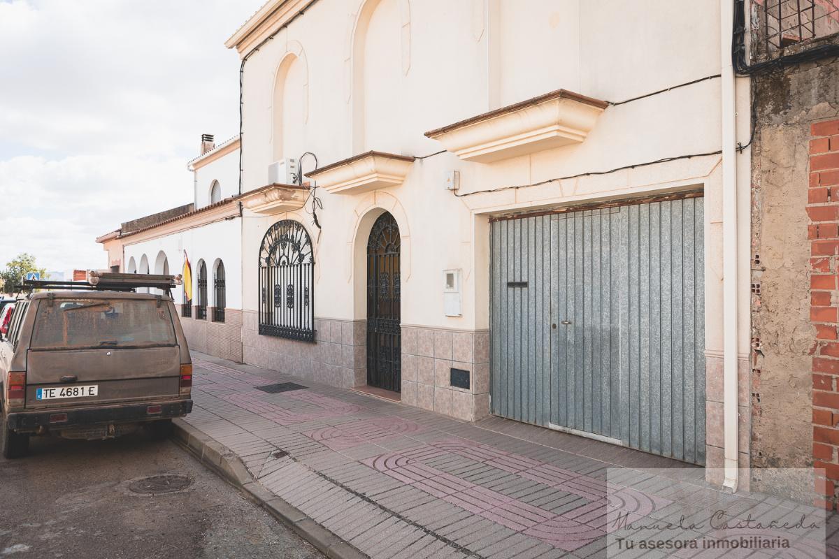 For sale of house in Torremegía