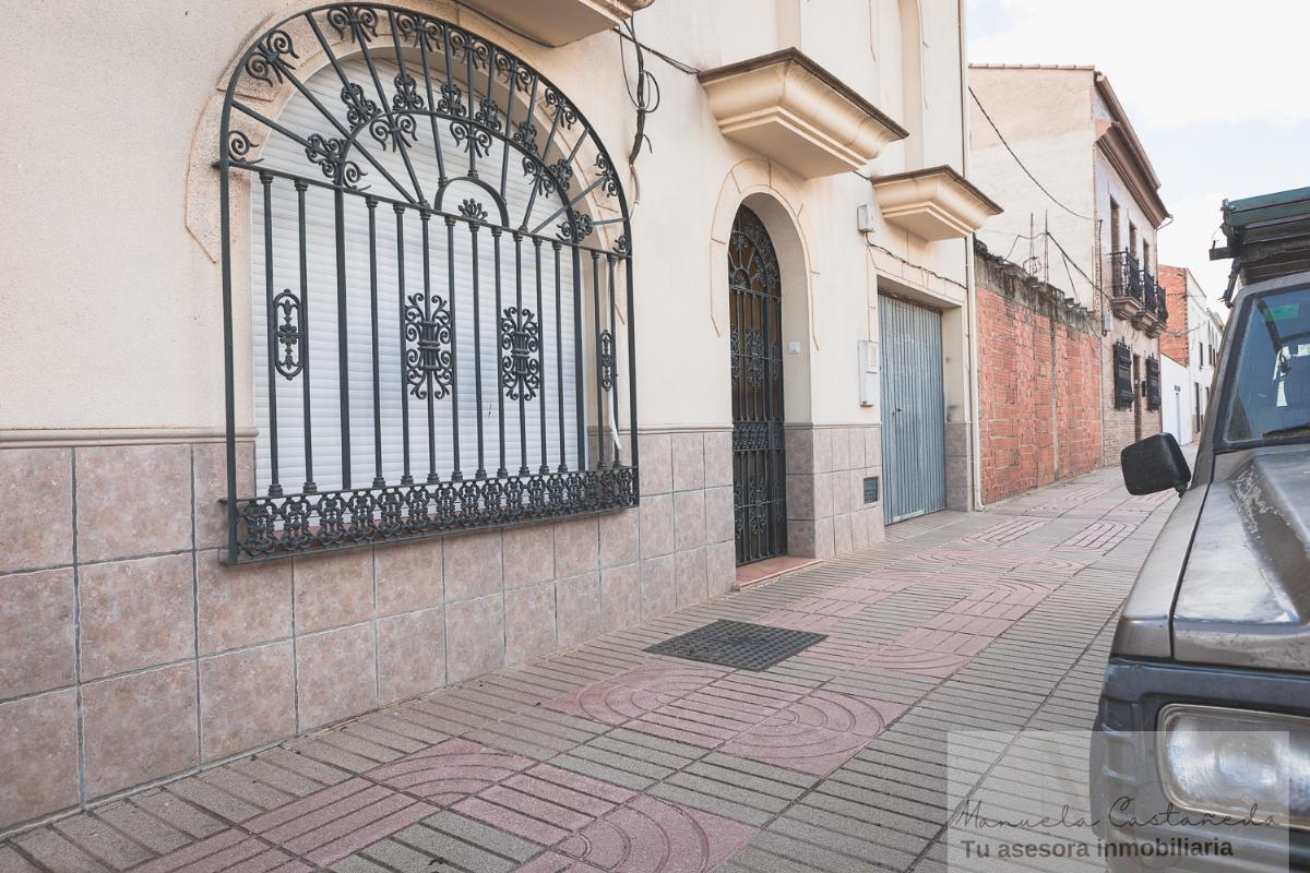 For sale of house in Torremegía
