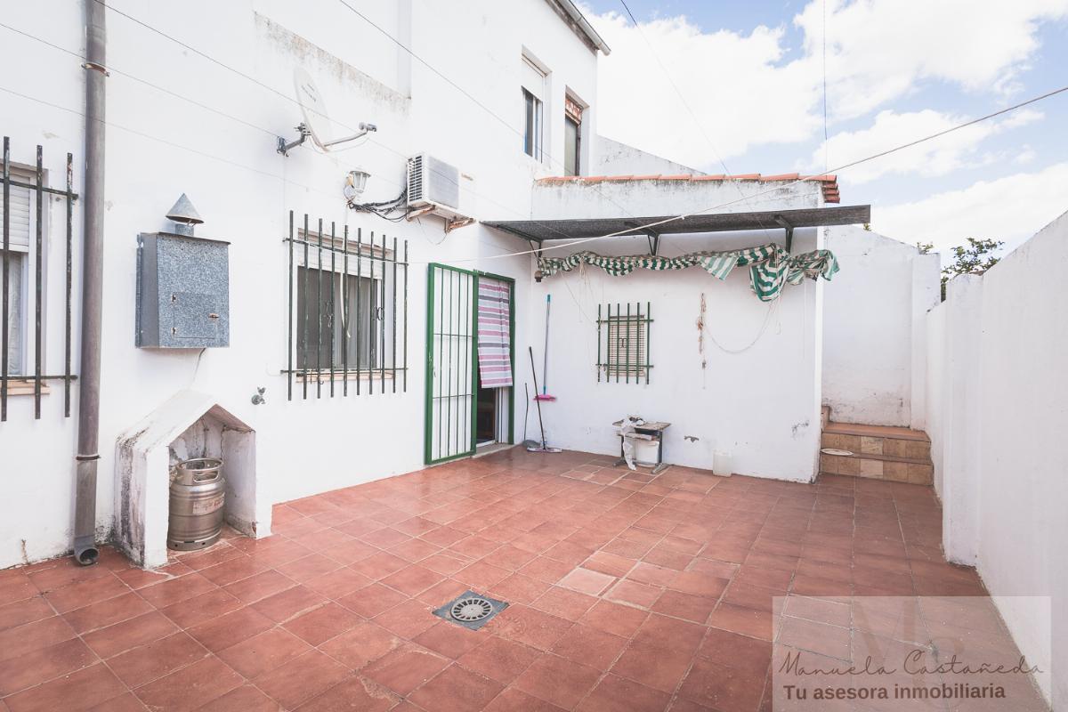 For sale of house in Torremegía