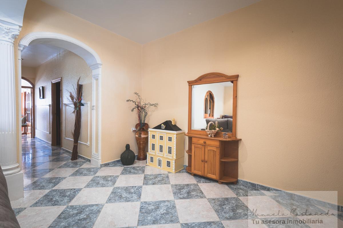 For sale of house in Torremegía