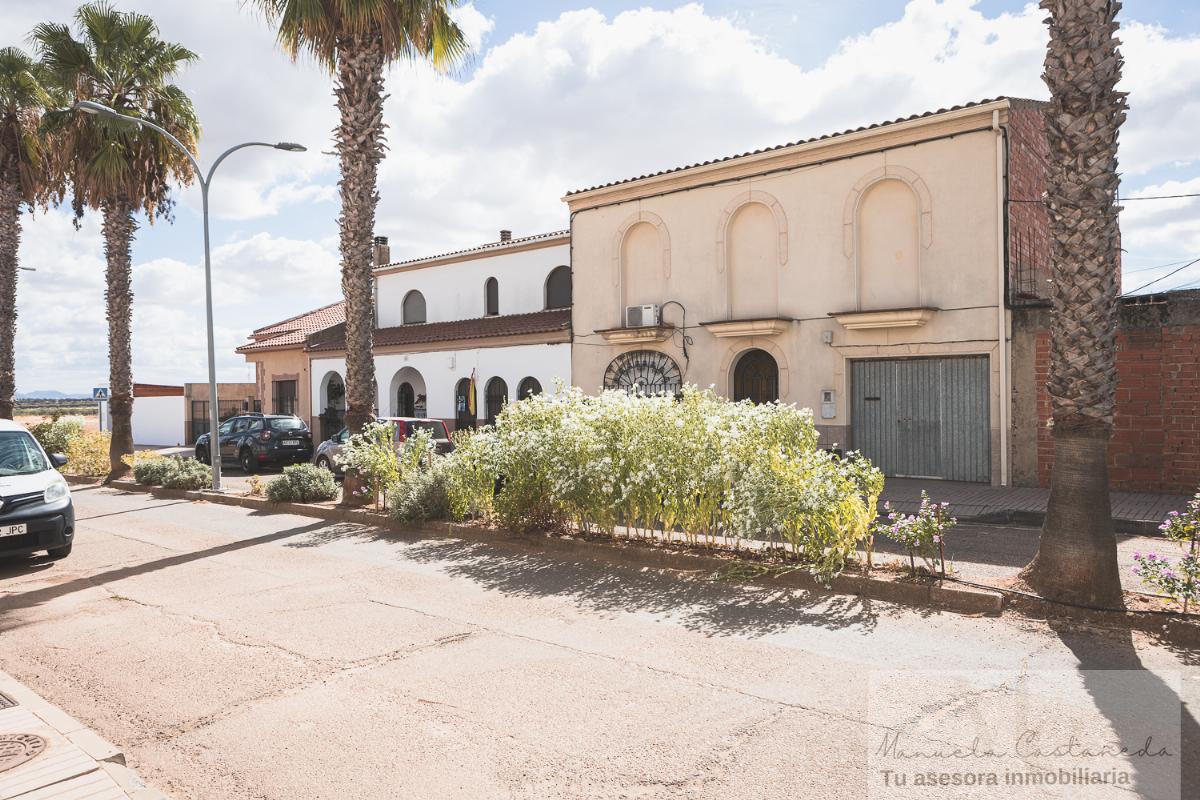 For sale of house in Torremegía