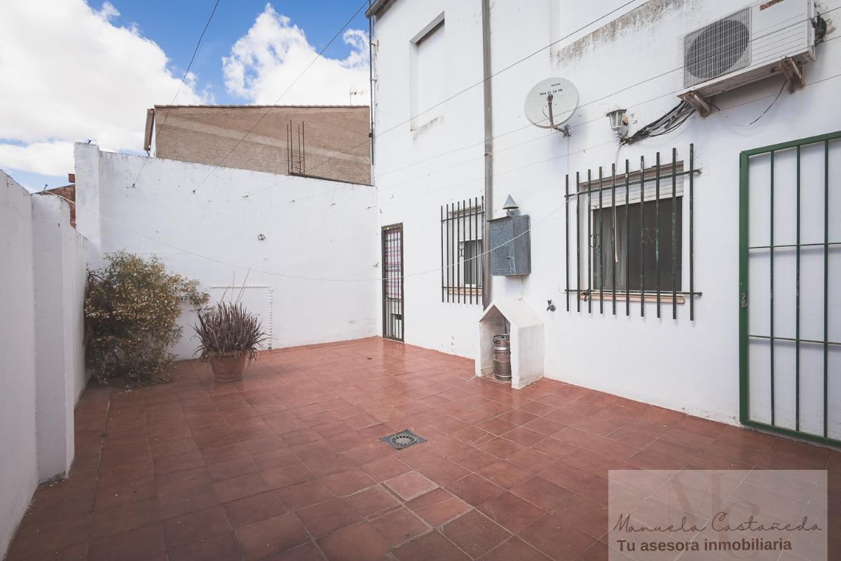 For sale of house in Torremegía