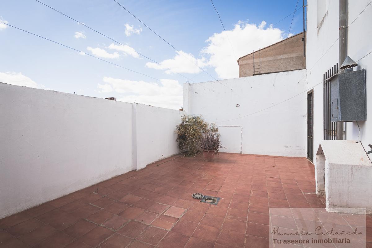 For sale of house in Torremegía