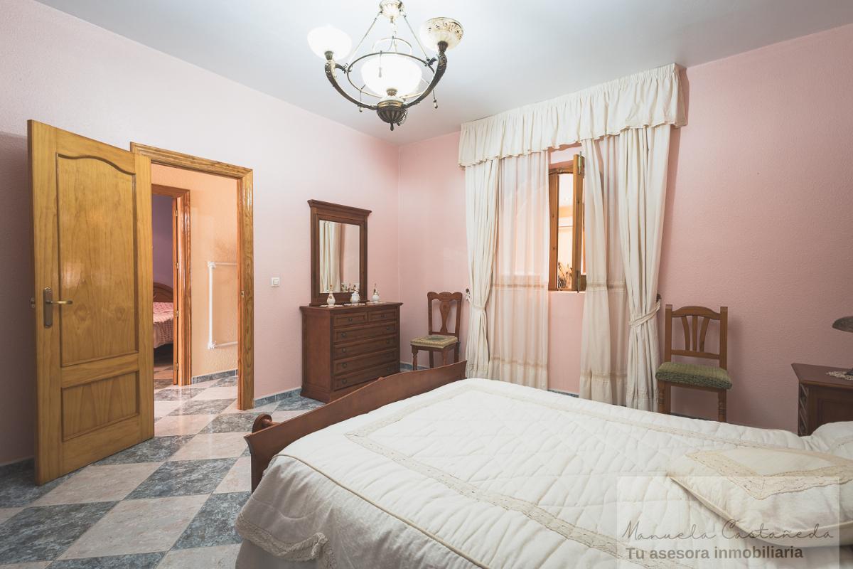 For sale of house in Torremegía