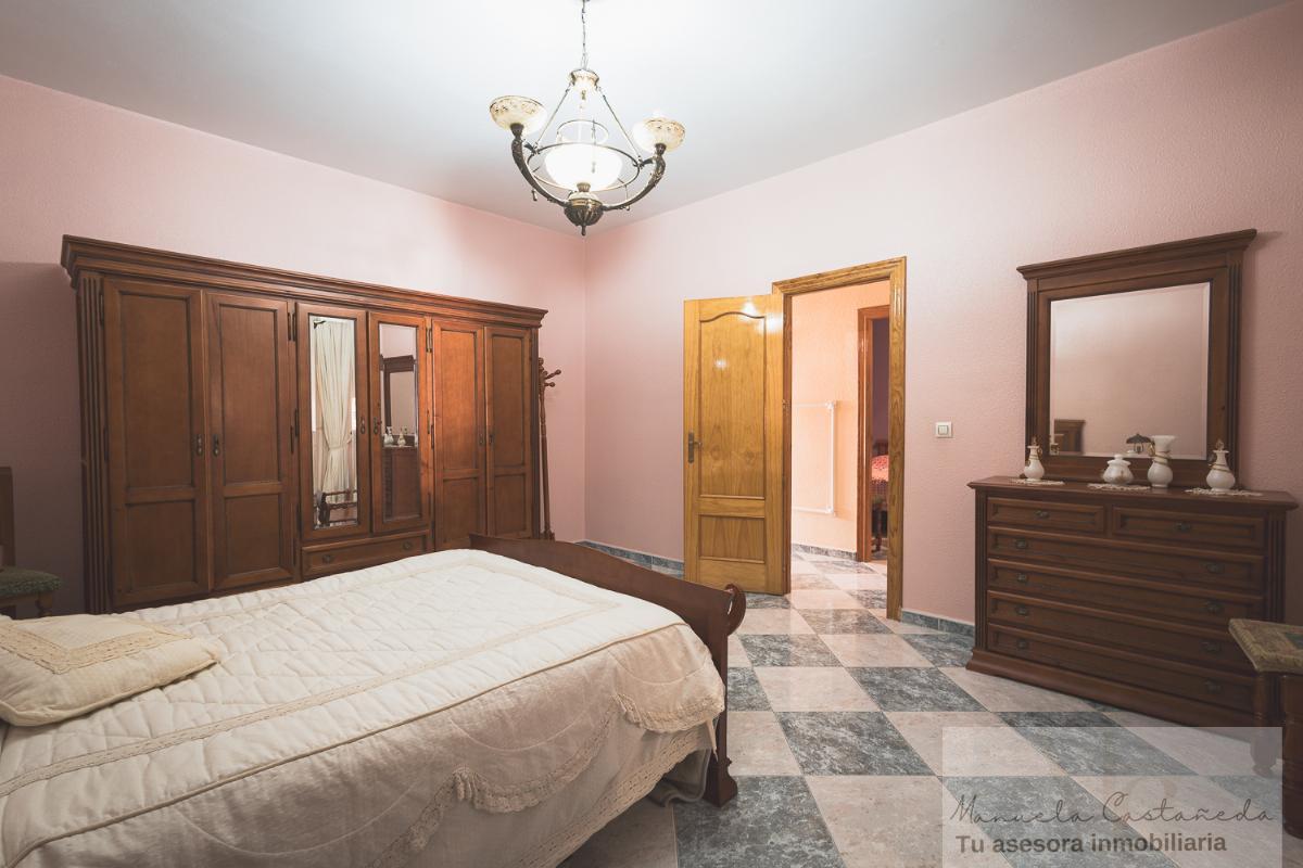 For sale of house in Torremegía