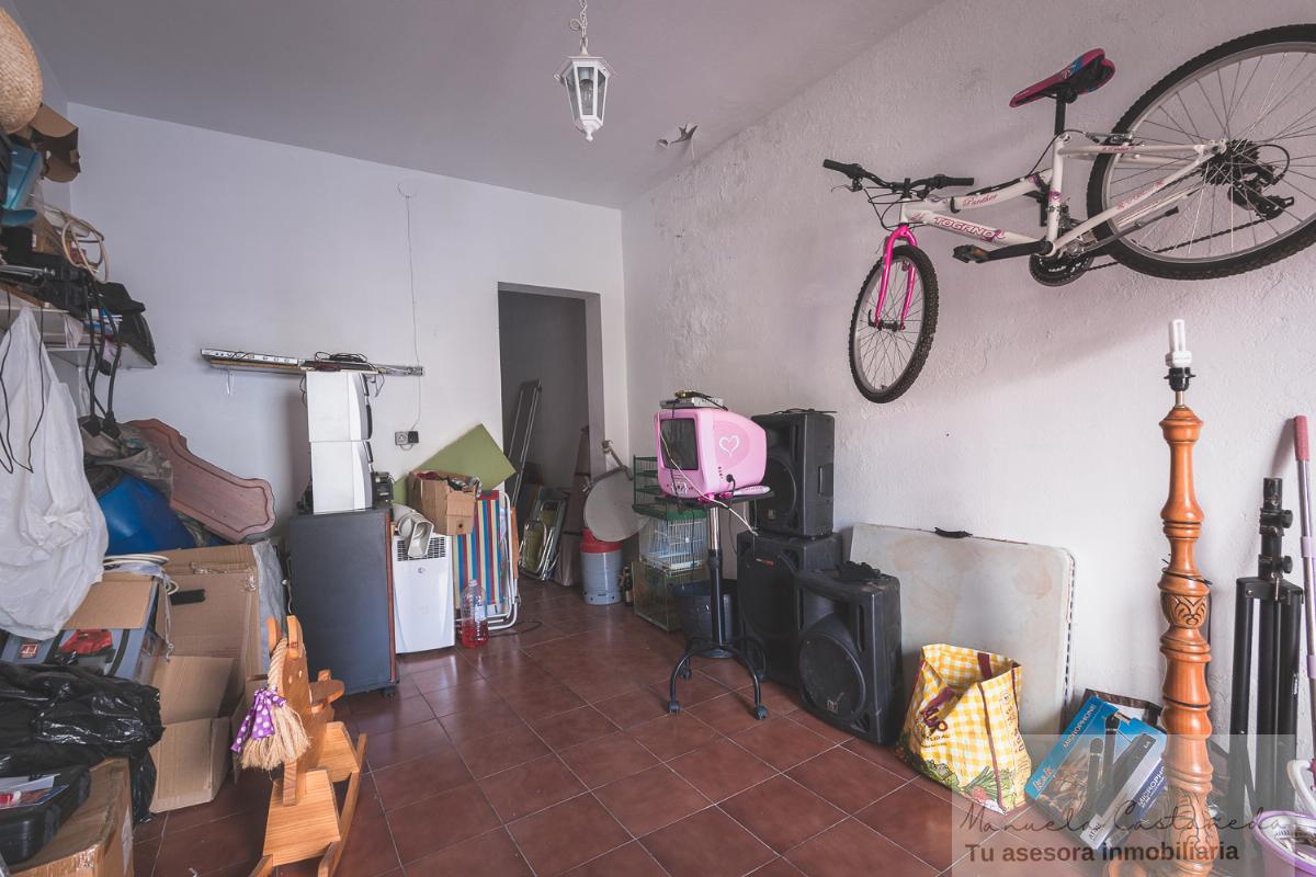 For sale of house in Torremegía