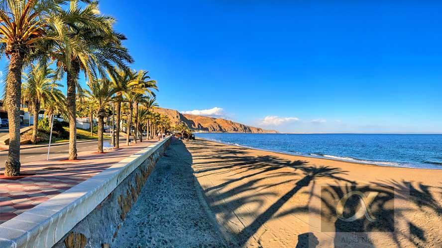 Venta de terreno en Roquetas de Mar