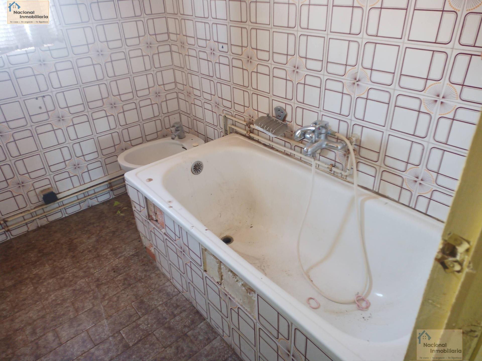 For sale of flat in Nava de la Asuncion