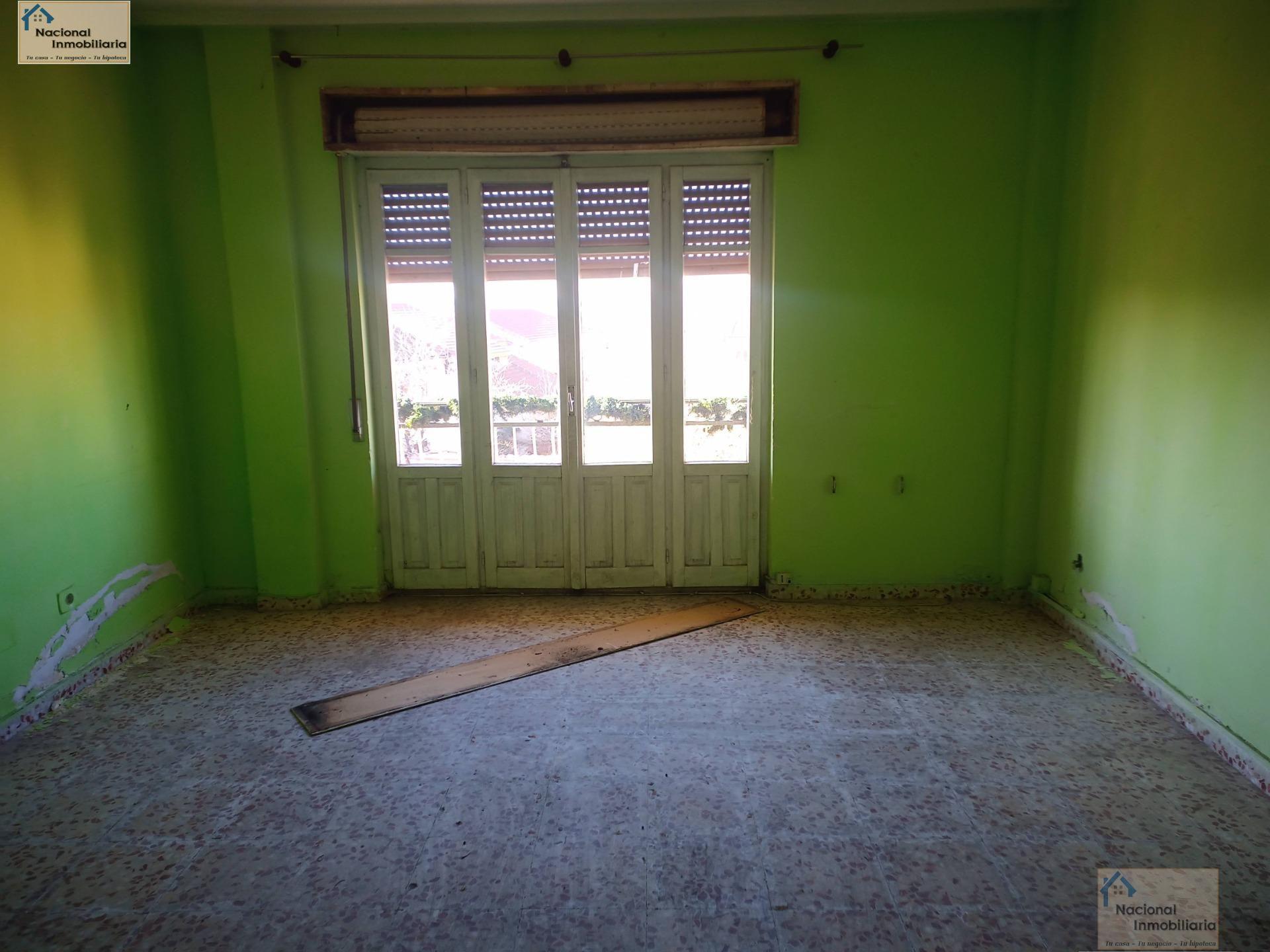 For sale of flat in Nava de la Asuncion